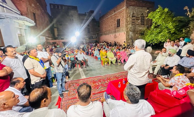 कैबिनेट मंत्री लाल चंद कटारूचक्क ने दी रचना कुमारी के समर्थन में वोट की अपील, विकास का दिया भरोसा