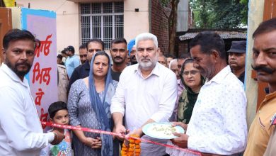कैबिनेट मंत्री लाल चंद कटारूचक्क साहो चक गांव में नए सामुदायिक हॉल का उद्घाटन करते हुए