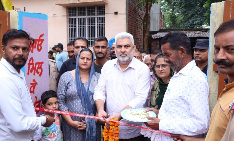 कैबिनेट मंत्री लाल चंद कटारूचक्क साहो चक गांव में नए सामुदायिक हॉल का उद्घाटन करते हुए