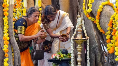 शनि प्रदोष व्रत के दौरान भगवान शिव की पूजा और शिवलिंग पर जल अर्पण करते श्रद्धालु।