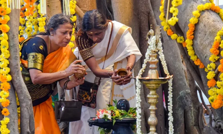 शनि प्रदोष व्रत के दौरान भगवान शिव की पूजा और शिवलिंग पर जल अर्पण करते श्रद्धालु।