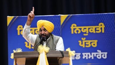 पंजाब में दिव्यांग नागरिकों को मान सरकार की कल्याणकारी योजना के तहत वित्तीय सहायता प्रदान करते हुए