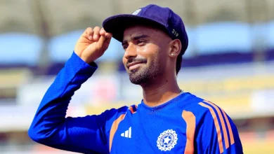 मानव सुथार टेस्ट डेब्यू में गेंदबाजी करते हुए अफगानिस्तान के खिलाफ विकेट लेते हुए
