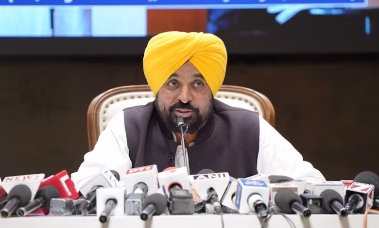 पंजाब के मुख्यमंत्री भगवंत सिंह मान पर फर्जी वीडियो मामले को लेकर सरकार का बयान जारी करते अधिकारी