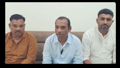 मनोज सोरठिया AAP प्रेस कॉन्फ्रेंस में चैतर वसावा मामले पर बयान देते हुए और राजनीतिक आरोप लगाते हुए