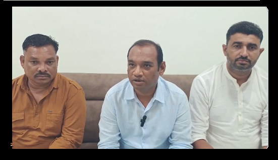 मनोज सोरठिया AAP प्रेस कॉन्फ्रेंस में चैतर वसावा मामले पर बयान देते हुए और राजनीतिक आरोप लगाते हुए