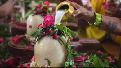 अधिकमास मासिक शिवरात्रि 2026 पर शिवलिंग की पूजा करते भक्त, बेलपत्र और गंगाजल अर्पित करते हुए