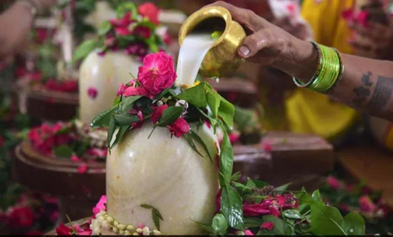 अधिकमास मासिक शिवरात्रि 2026 पर शिवलिंग की पूजा करते भक्त, बेलपत्र और गंगाजल अर्पित करते हुए