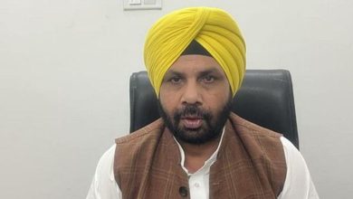 कैबिनेट मंत्री हरभजन सिंह AAP जॉइनिंग कार्यक्रम में नए सदस्यों का स्वागत करते हुए और 50 परिवार पार्टी में शामिल होते हुए।