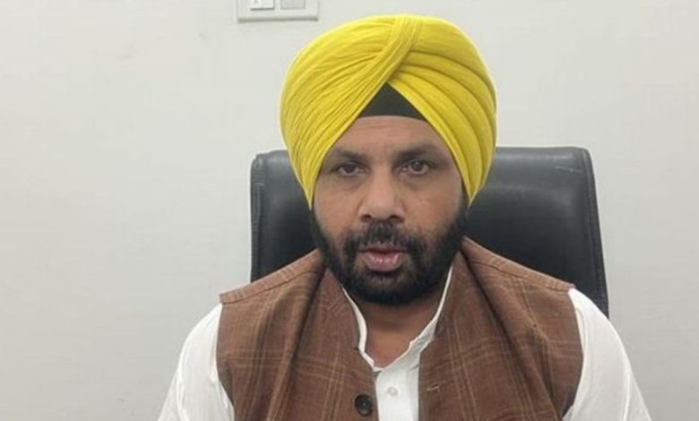 कैबिनेट मंत्री हरभजन सिंह AAP जॉइनिंग कार्यक्रम में नए सदस्यों का स्वागत करते हुए और 50 परिवार पार्टी में शामिल होते हुए।