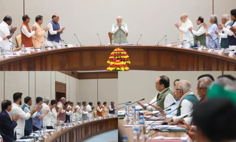 कैबिनेट बैठक में प्रधानमंत्री नरेंद्र मोदी के सम्मान में प्रस्ताव पारित करते हुए मंत्रीगण और उनके नेतृत्व की सराहना।