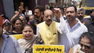 मोहिंदर भगत जालंधर में ‘आप’ कार्यकर्ताओं के साथ विरोध प्रदर्शन करते हुए, विपक्ष के खिलाफ नारेबाजी
