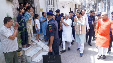 सीएम नायब सिंह सैनी रोहतक आगजनी हादसे के पीड़ित परिवारों से मुलाकात करते हुए और सहायता राशि की घोषणा करते हुए।