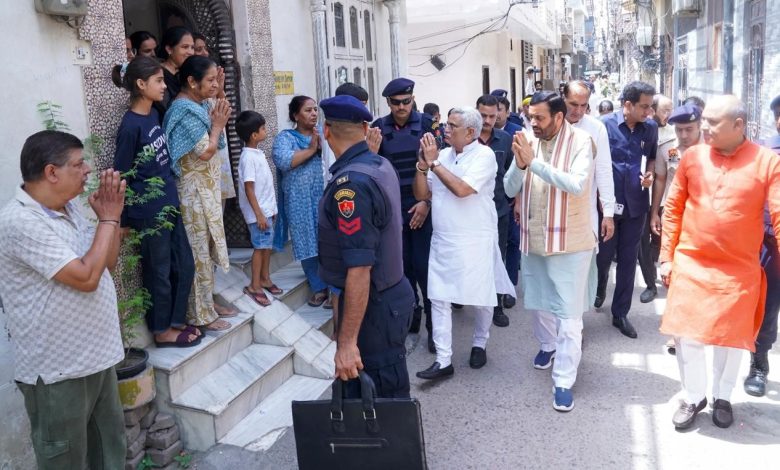 सीएम नायब सिंह सैनी रोहतक आगजनी हादसे के पीड़ित परिवारों से मुलाकात करते हुए और सहायता राशि की घोषणा करते हुए।