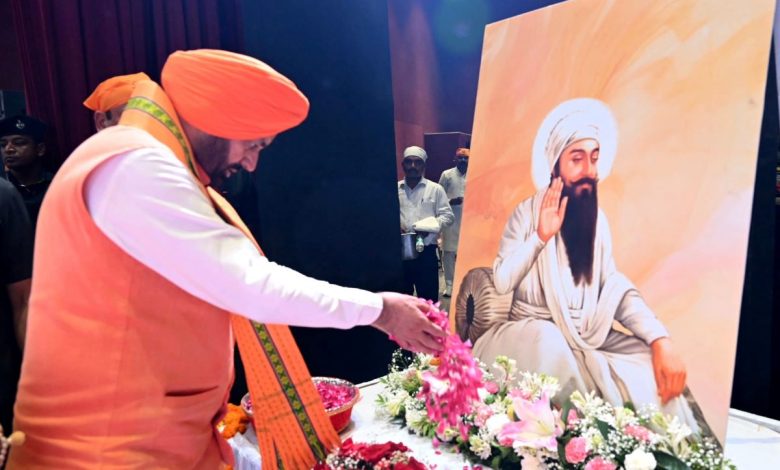 हरियाणा के मुख्यमंत्री नायब सिंह सैनी पंचकूला में गुरु अर्जन देव जी के शहीदी दिवस कार्यक्रम में संबोधन देते हुए