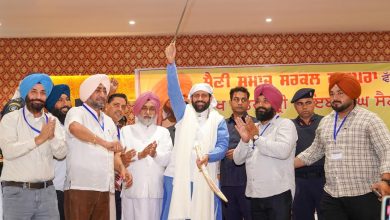 राजपुरा सैनी समाज महासम्मेलन में मंच पर संबोधित करते मुख्यमंत्री नायब सिंह सैनी
