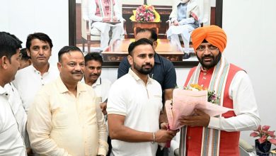 हरियाणा के मुख्यमंत्री आवास संत कबीर कुटीर में भाजपा में नए सदस्यों के शामिल होने का दृश्य