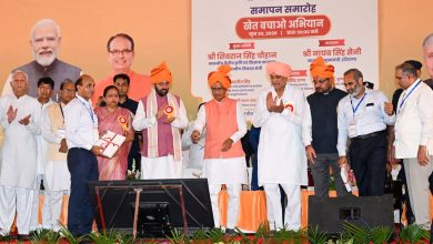 रेवाड़ी के बावल में खेत बचाओ अभियान कार्यक्रम में मुख्यमंत्री नायब सिंह सैनी भाषण देते हुए और विकास परियोजनाओं का शुभारंभ करते हुए