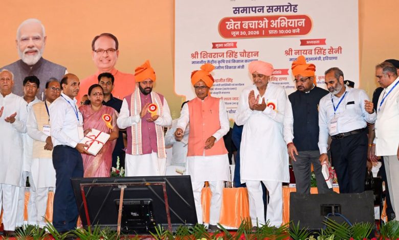 रेवाड़ी के बावल में खेत बचाओ अभियान कार्यक्रम में मुख्यमंत्री नायब सिंह सैनी भाषण देते हुए और विकास परियोजनाओं का शुभारंभ करते हुए