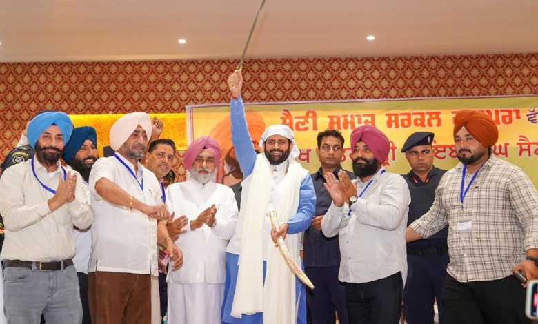 राजपुरा सैनी समाज महासम्मेलन में मंच पर संबोधित करते मुख्यमंत्री नायब सिंह सैनी