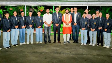 सीएम नायब सिंह सैनी भारतीय जूनियर महिला हैंडबॉल टीम की खिलाड़ियों से संत कबीर कुटीर में मुलाकात करते हुए।
