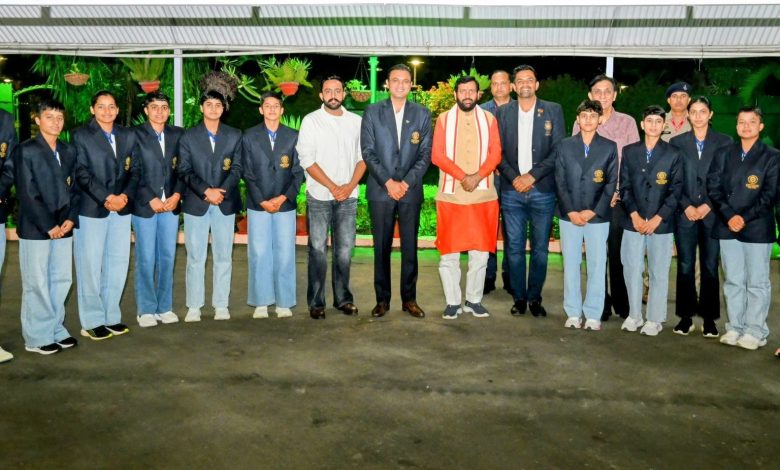 सीएम नायब सिंह सैनी भारतीय जूनियर महिला हैंडबॉल टीम की खिलाड़ियों से संत कबीर कुटीर में मुलाकात करते हुए।