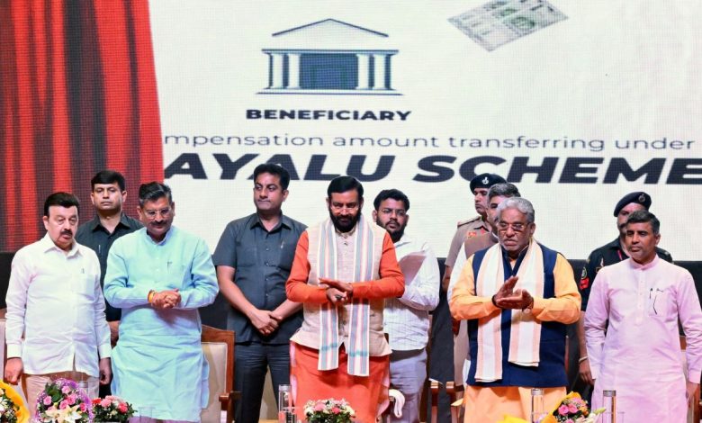 मुख्यमंत्री नायब सिंह सैनी पंचकूला में सशक्त पंचायत समारोह में जनकल्याणकारी योजनाओं की घोषणा करते हुए
