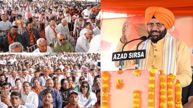 मुख्यमंत्री नायब सिंह सैनी अबोहर में ओबीसी समाज सम्मेलन को संबोधित करते हुए मंच पर भाषण देते हुए