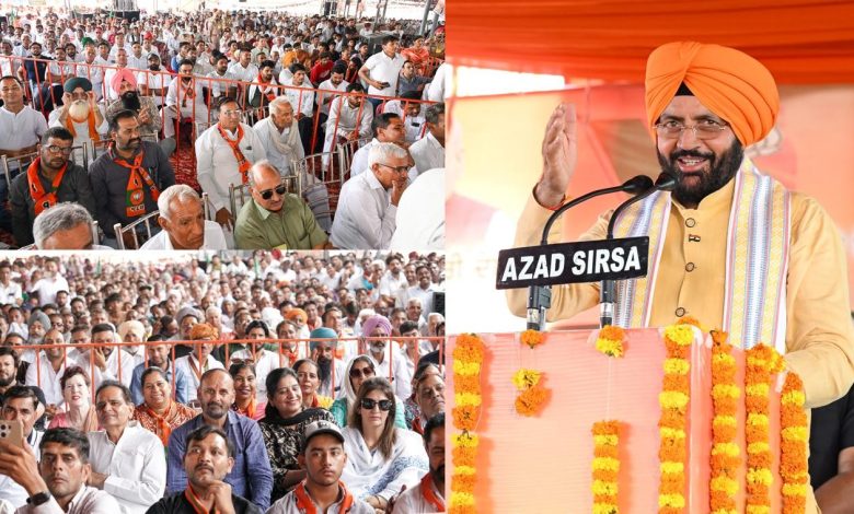मुख्यमंत्री नायब सिंह सैनी अबोहर में ओबीसी समाज सम्मेलन को संबोधित करते हुए मंच पर भाषण देते हुए