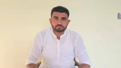AAP नेता निरंजन वसावा प्रेस वार्ता में गुजरात बॉयलर ब्लास्ट और न्याय व्यवस्था पर सवाल उठाते हुए