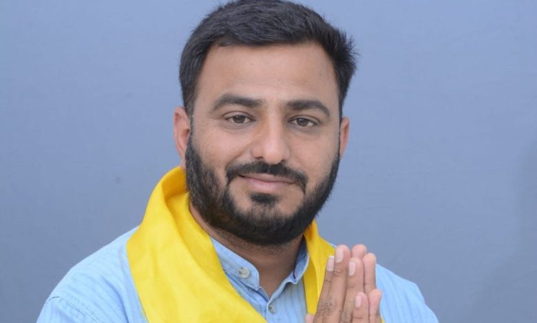 AAP नेता पियुष परमार गुजरात सरकार की किसान विरोधी नीति पर बयान देते हुए