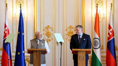 पीएम नरेंद्र मोदी और स्लोवाक प्रधानमंत्री रॉबर्ट फिको ब्रातिस्लावा में द्विपक्षीय वार्ता करते हुए