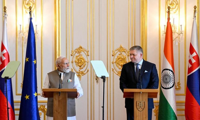 पीएम नरेंद्र मोदी और स्लोवाक प्रधानमंत्री रॉबर्ट फिको ब्रातिस्लावा में द्विपक्षीय वार्ता करते हुए