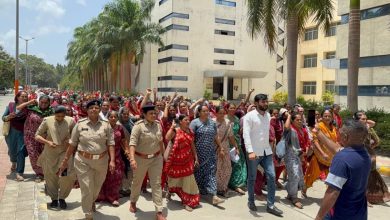 प्रवीण राम के नेतृत्व में गुजरात आशा वर्कर आंदोलन और ज्ञापन सौंपते कार्यकर्ता