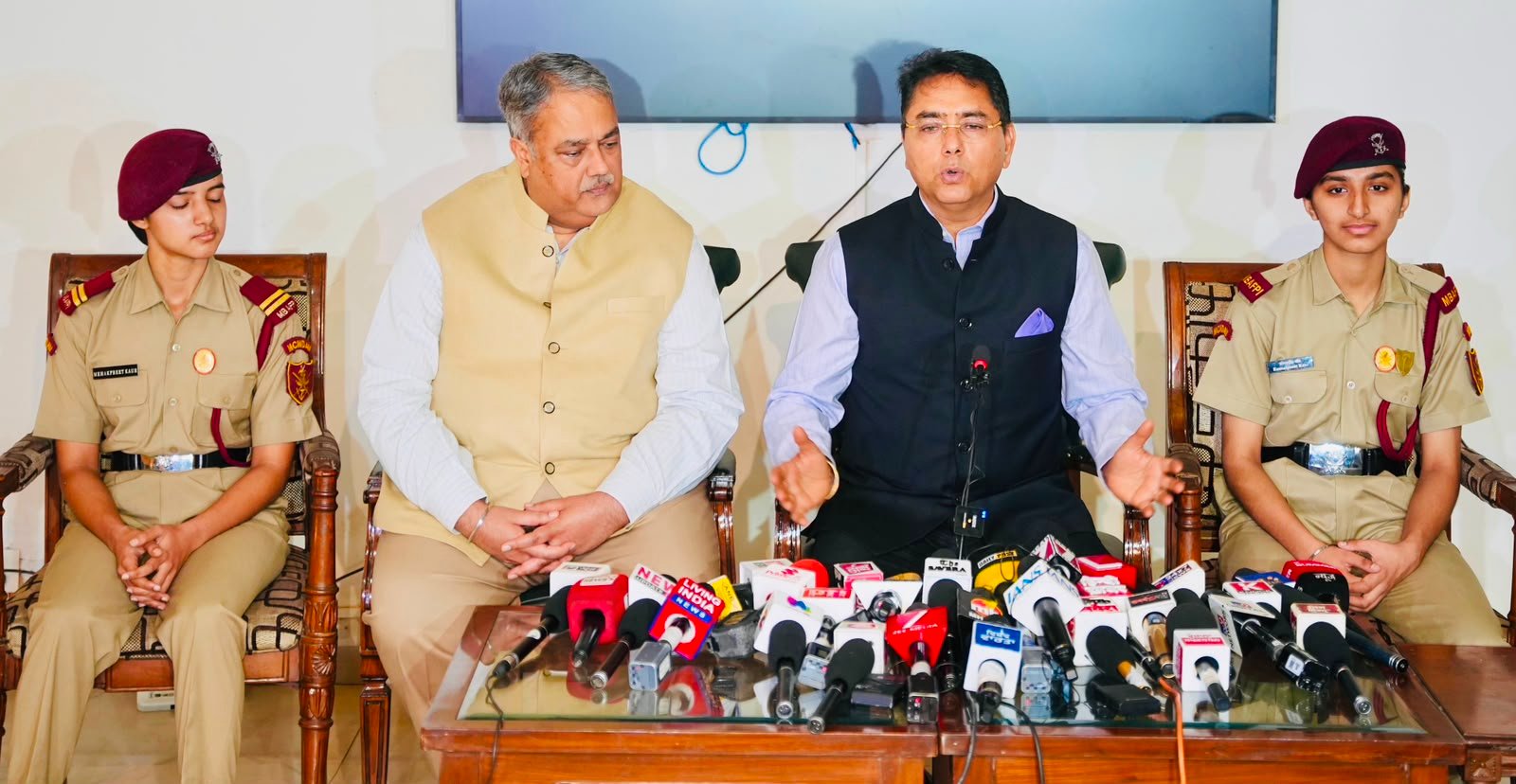अमन अरोड़ा द्वारा एयर फोर्स अकादमी और एनडीए मेरिट सूची में शानदार उपलब्धियां हासिल करने वाली माई भागो प्रिपरेटरी इंस्टीट्यूट की महिला कैडेटों का सम्मान