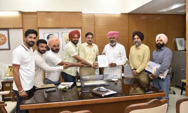 वित्त मंत्री हरपाल सिंह चीमा ने कर्मचारियों के लंबित मुद्दों के ठोस समाधान के लिए विभिन्न विभागों की कर्मचारी यूनियनों के साथ की बैठकें