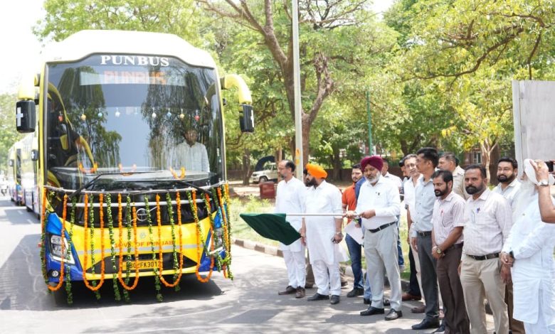 भगवंत मान सरकार द्वारा दिल्ली हवाई अड्डे के लिए लग्जरी बसों के बेड़े का विस्तार; परिवहन मंत्री हरपाल सिंह चीमा ने 5 नई सुपर इंटीग्रल वोल्वो बसों को हरी झंडी दिखाकर रवाना किया
