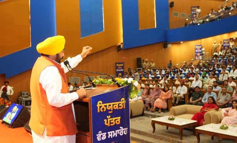 मुख्यमंत्री भगवंत सिंह मान ने सरकारी महिला कर्मचारियों को दी बड़ी राहत; ग्रुप सी और डी की महिला कर्मचारियों की तैनाती उनके घरों से 40 किलोमीटर के दायरे में ही की जाएगी