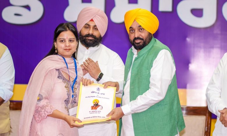 मिशन रोजगार' जारी रखते हुए मुख्यमंत्री भगवंत सिंह मान ने 355 और युवाओं को सौंपे नियुक्ति पत्र; कहा, पंजाब में सरकारी नौकरियों के लिए सिर्फ योग्यता ही एकमात्र मापदंड