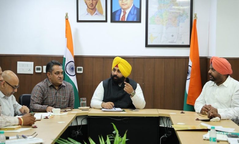स्थानीय निकाय मंत्री हरजोत सिंह बैंस द्वारा ट्राइसिटी से सटे कस्बों में शहरी बुनियादी ढांचे संबंधी विभिन्न परियोजनाओं की घोषणा; विकास कार्यों की साप्ताहिक समीक्षा के निर्देश