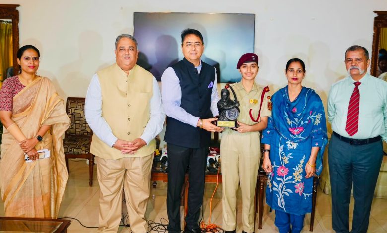 अमन अरोड़ा द्वारा एयर फोर्स अकादमी और एनडीए मेरिट सूची में शानदार उपलब्धियां हासिल करने वाली माई भागो प्रिपरेटरी इंस्टीट्यूट की महिला कैडेटों का सम्मान
