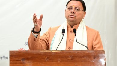 मुख्यमंत्री पुष्कर सिंह धामी अटल आयुष्मान उत्तराखंड योजना के लाभार्थियों से संवाद करते हुए और स्वास्थ्य सेवाओं की जानकारी देते हुए