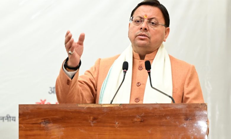 मुख्यमंत्री पुष्कर सिंह धामी अटल आयुष्मान उत्तराखंड योजना के लाभार्थियों से संवाद करते हुए और स्वास्थ्य सेवाओं की जानकारी देते हुए