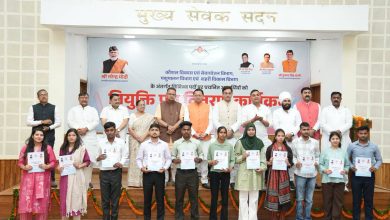 मुख्यमंत्री पुष्कर सिंह धामी देहरादून में 221 युवाओं को नियुक्ति पत्र वितरित करते हुए।