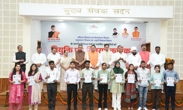 मुख्यमंत्री पुष्कर सिंह धामी देहरादून में 221 युवाओं को नियुक्ति पत्र वितरित करते हुए।