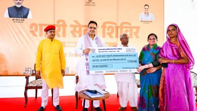 मुख्यमंत्री भजनलाल शर्मा उदयपुर सेवा शिविर में नागरिकों से संवाद करते हुए और लाभार्थियों को सहायता पत्र प्रदान करते हुए