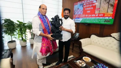 तेलंगाना सीएम रेवंत रेड्डी और रक्षा मंत्री राजनाथ सिंह आदिलाबाद एयरपोर्ट विकास पर बैठक करते हुए।