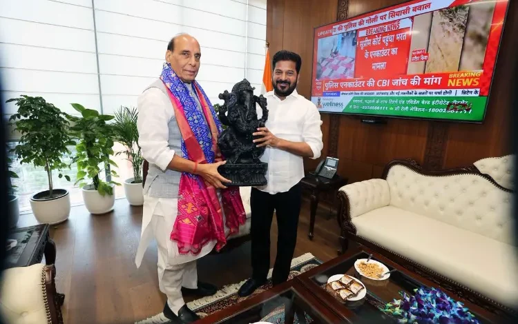 तेलंगाना सीएम रेवंत रेड्डी और रक्षा मंत्री राजनाथ सिंह आदिलाबाद एयरपोर्ट विकास पर बैठक करते हुए।