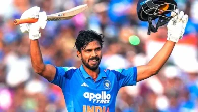 IND vs SL मैच में रुतुराज गायकवाड़ शतक लगाते हुए और तिलक वर्मा बल्लेबाजी करते हुए