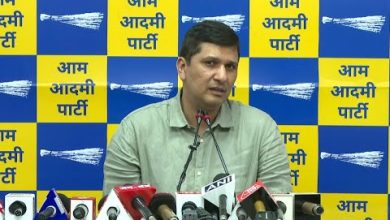 सौरभ भारद्वाज MCD भ्रष्टाचार और अवैध निर्माण पर प्रेसवार्ता करते हुए दिल्ली प्रशासन की कार्यप्रणाली पर सवाल उठाते हुए।